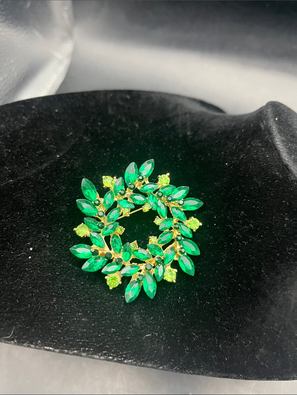 NIB Green Crystal Wreath Pin Brooch - Elegant Women’s Jewelry CHRISTMAS season